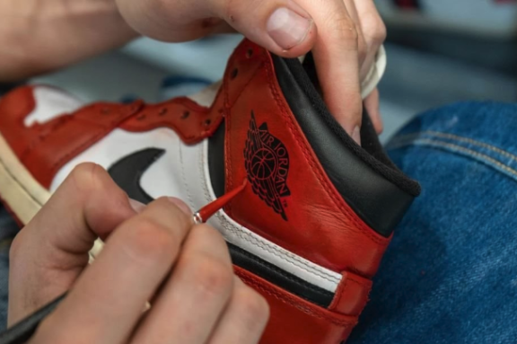 Sản xuất nhiều hơn số lượng có thể bán, chiết khấu nhiều phiên bản giới hạn trên website